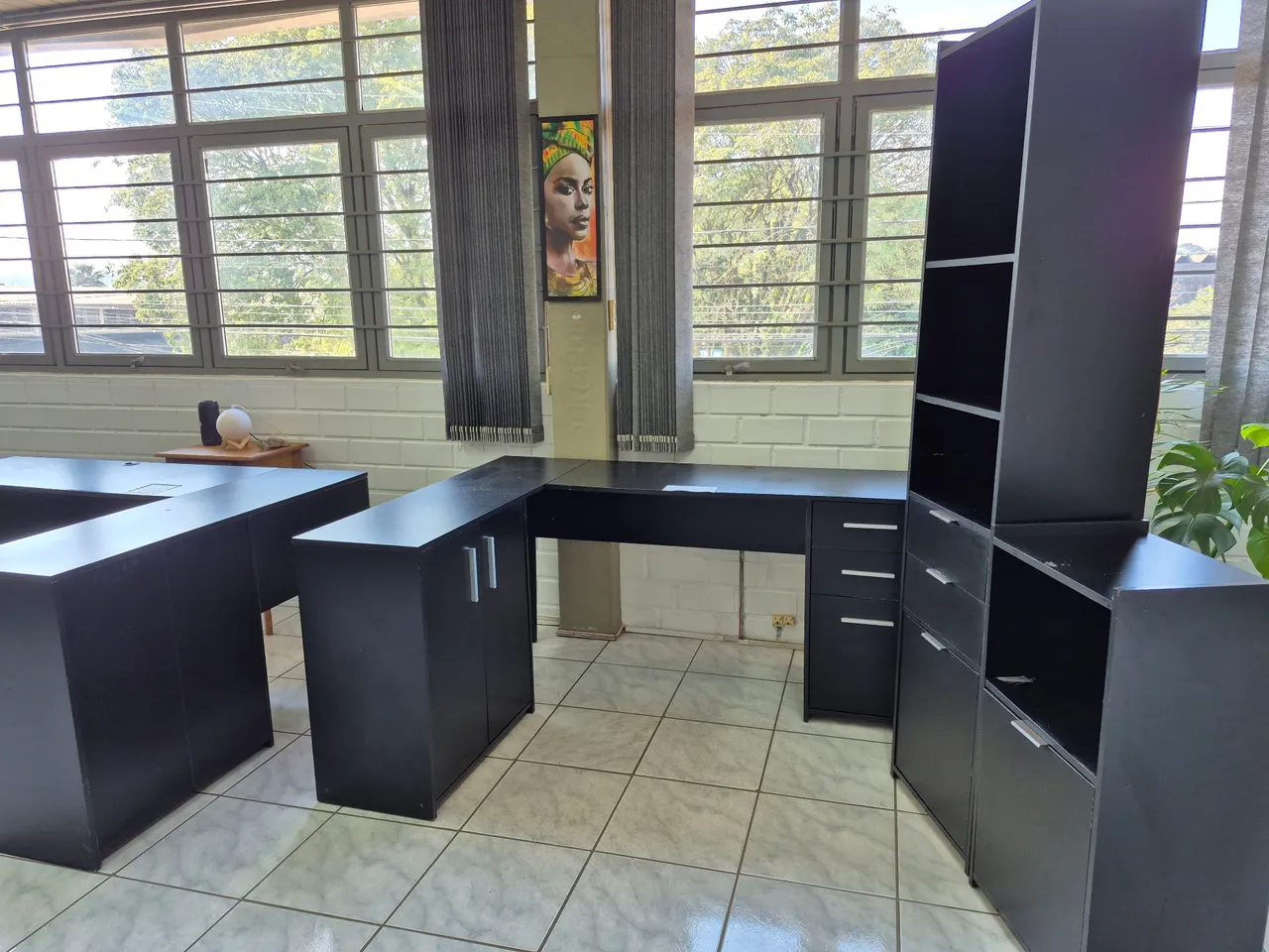 Conjunto de Móveis de Escritório Completo com 2 mesas em L e 2 armarios