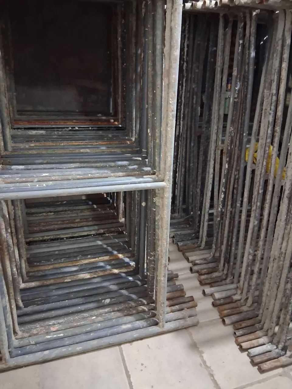 Andaimes, escoras, tábuas, barrete r$5,00 betoneira e etc.