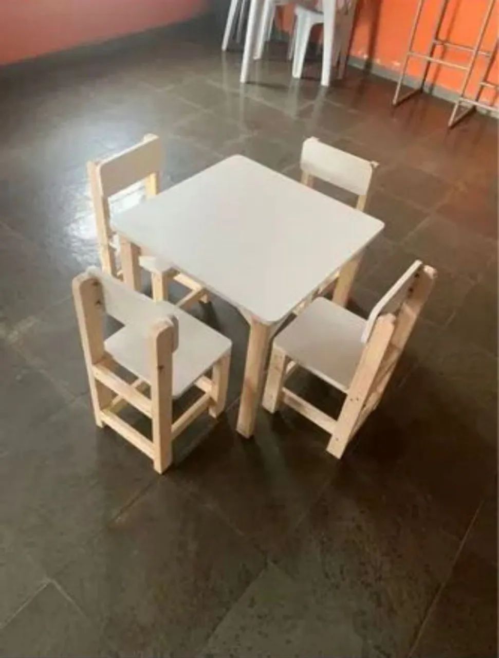 Mesa infantil 4 cadeiras