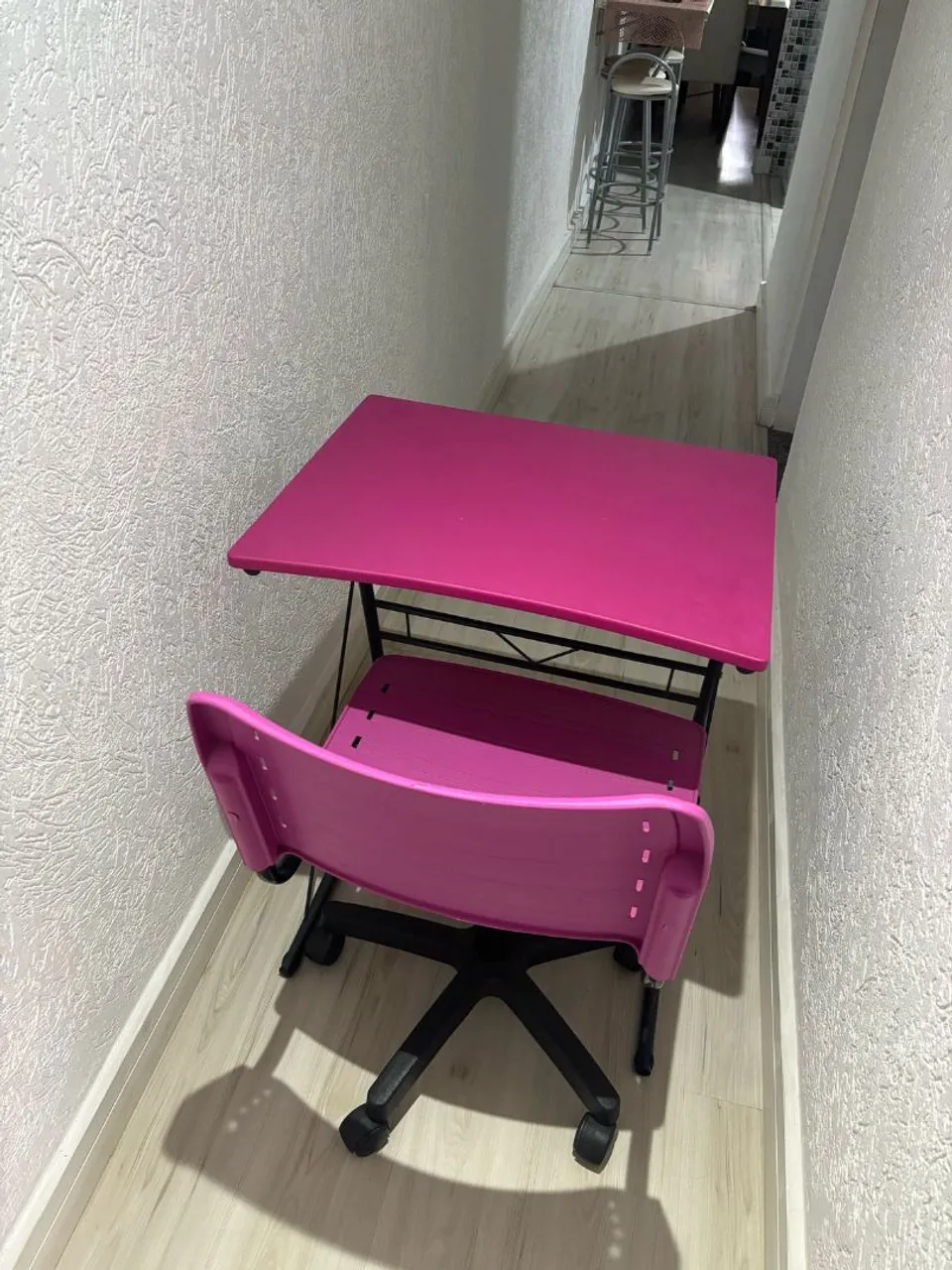 Escrivaninha Rosa com Cadeira Giratória