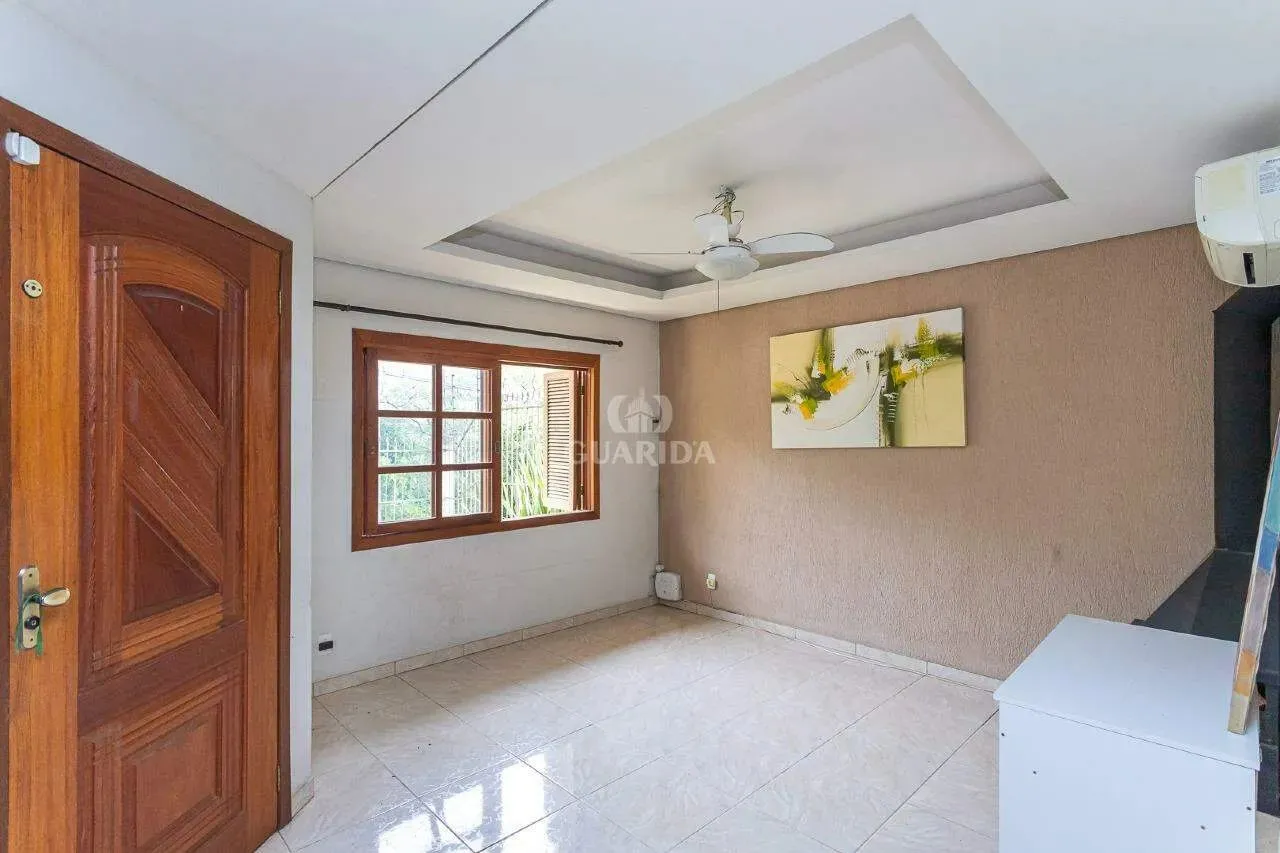 Casa residencial com 3 dormitórios e 3 vagas de garagem, no bairro Agronomia.