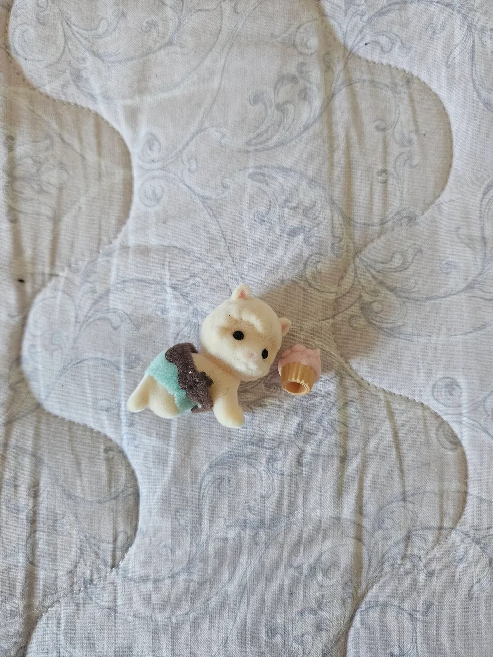 Sylvanian Familes Bebê alpaca com cupcake