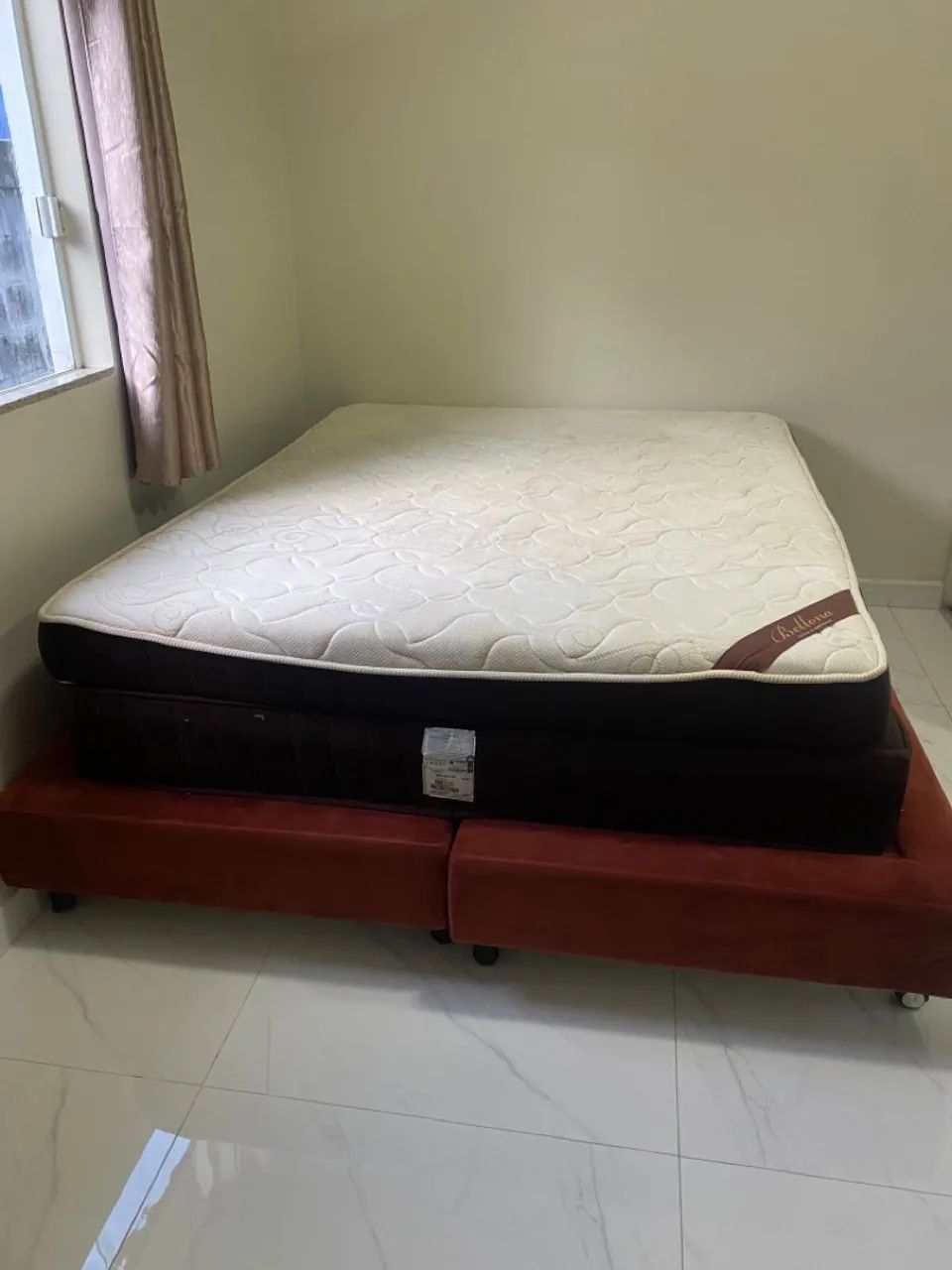 Vendo cama box queen americana com 2 colchões,