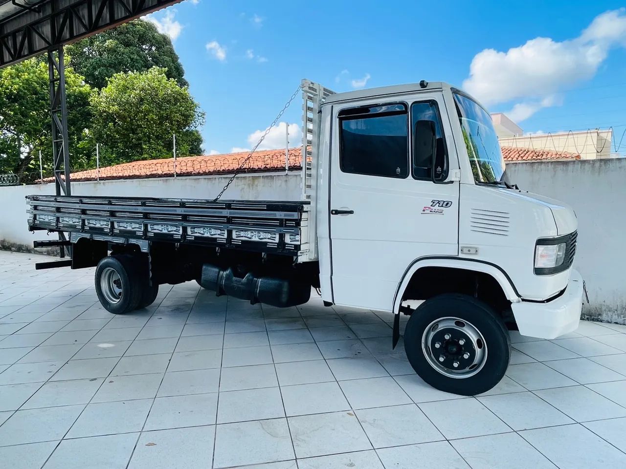 Caminhão Mercedes Benz 710 - Carga seca ano 2011 - Foto 4