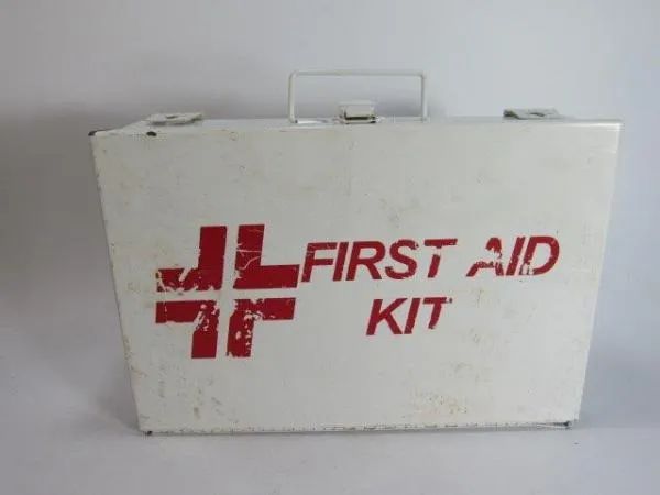 ANTIGA MALETA de LATA, com um KIT de PRIMEIROS SOCORROS (FIRST AID KIT). Contendo inúmeros - Foto 2