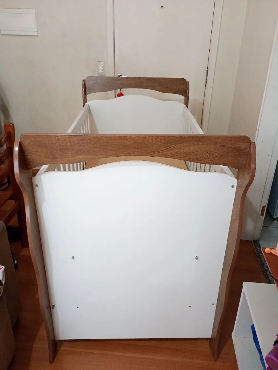 Berço branco e amadeirado seminovo - Foto 6