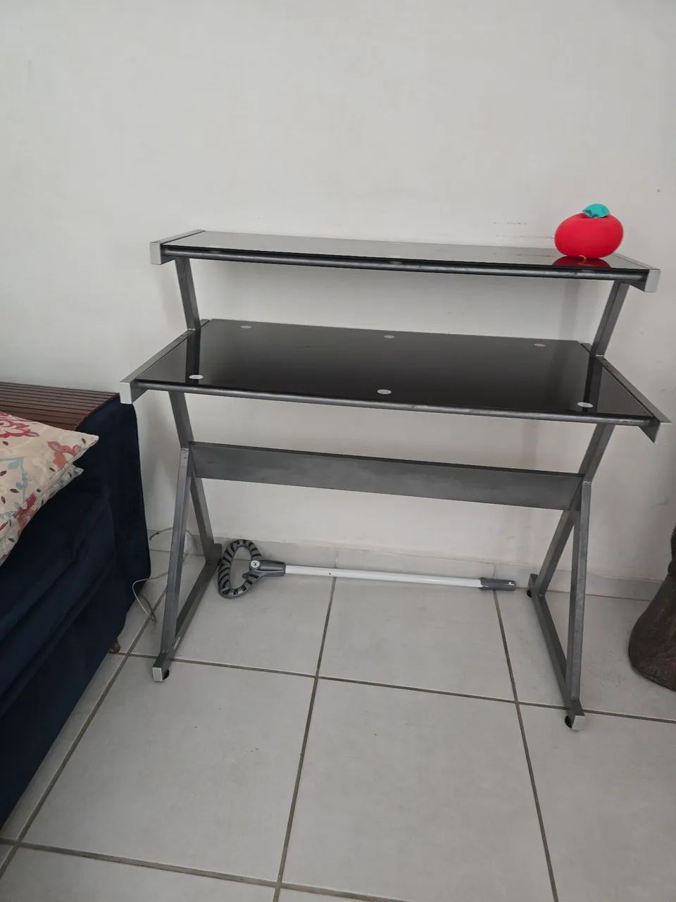 Mesa de vidro preta com estrutura em metal - Foto 5