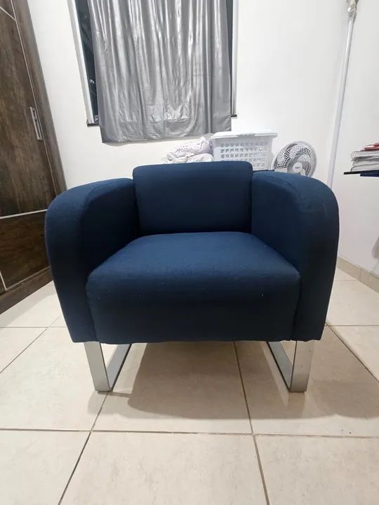 Poltrona Sofá Azul com Base em Aço escritório 