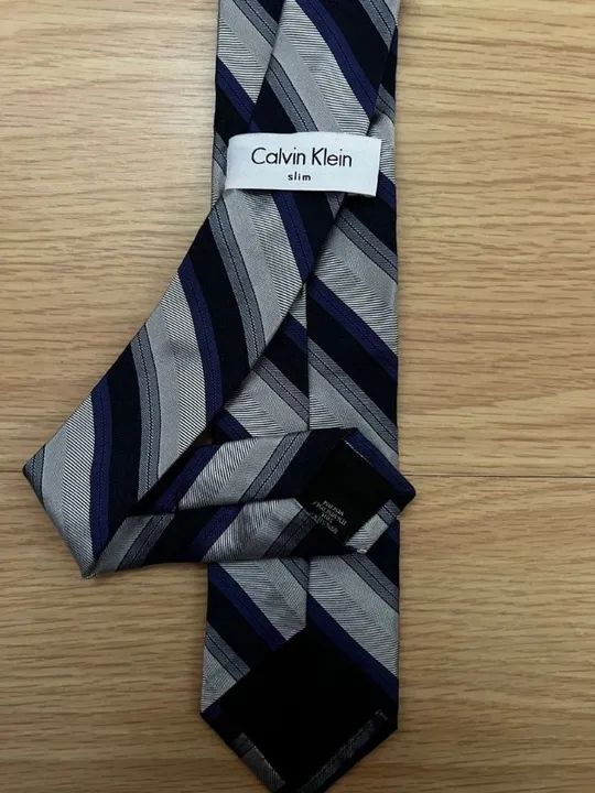 gravata calvin klein- 89% seda - made in china - linda - luxo - original - cinza - slim - Foto 4