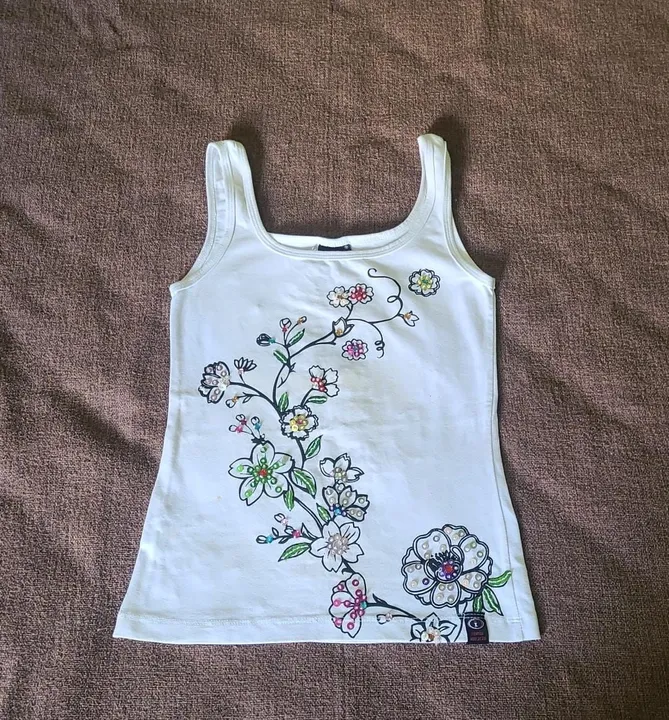 Regata branca com flores bordada