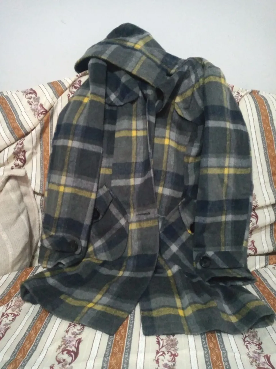 Casaco Feminino xadrez com listra amarela capuz