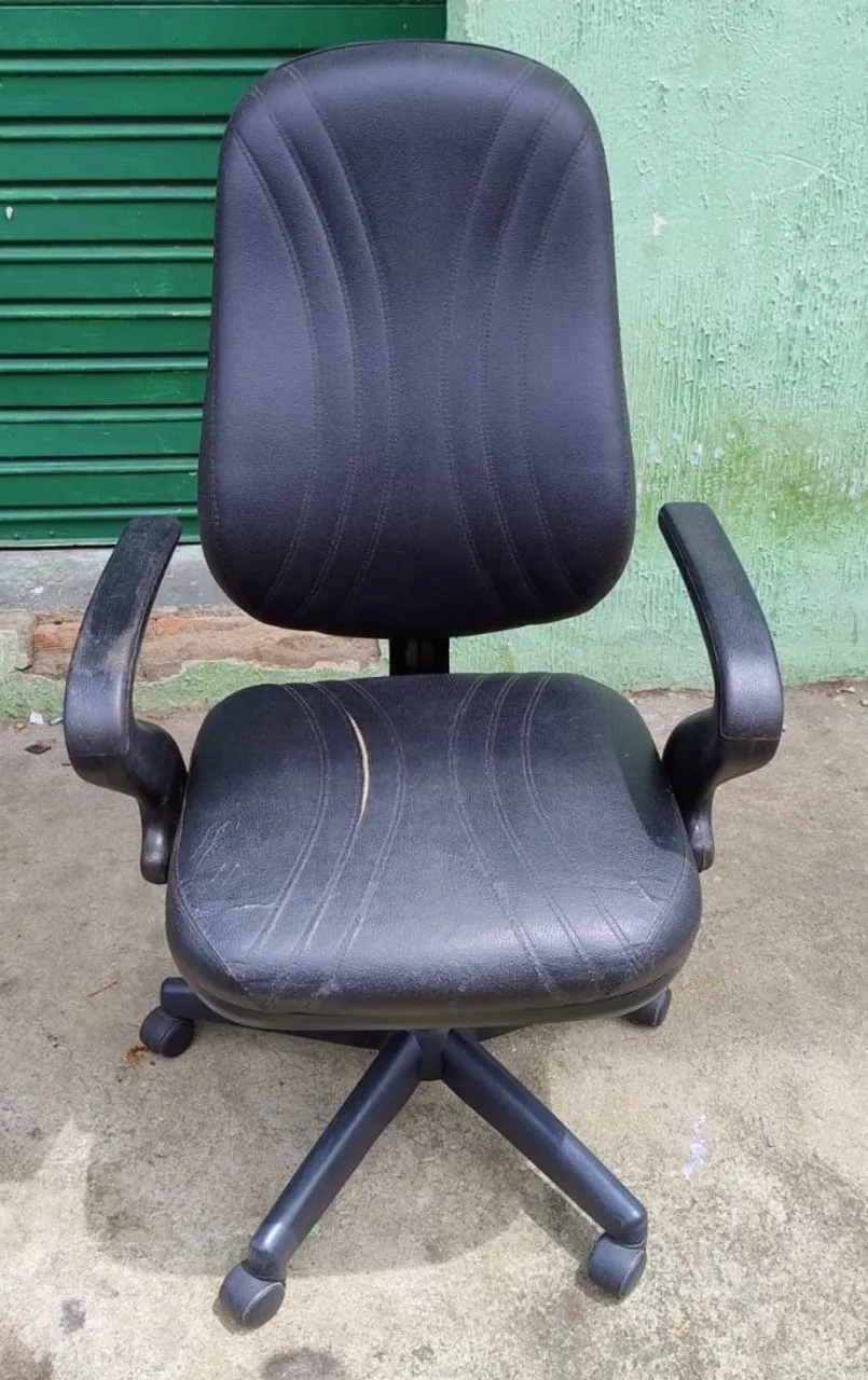 Cadeira de Escritório Preta com Rodinhas - R$200,00 (cada)