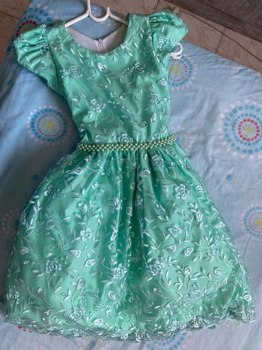 Vestido de renda verde claro com detalhes em pérolas - Foto 3