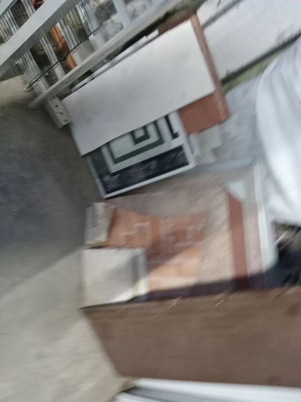 Saldo de.pisos diversos , e uma estante de.marmore.para doação 