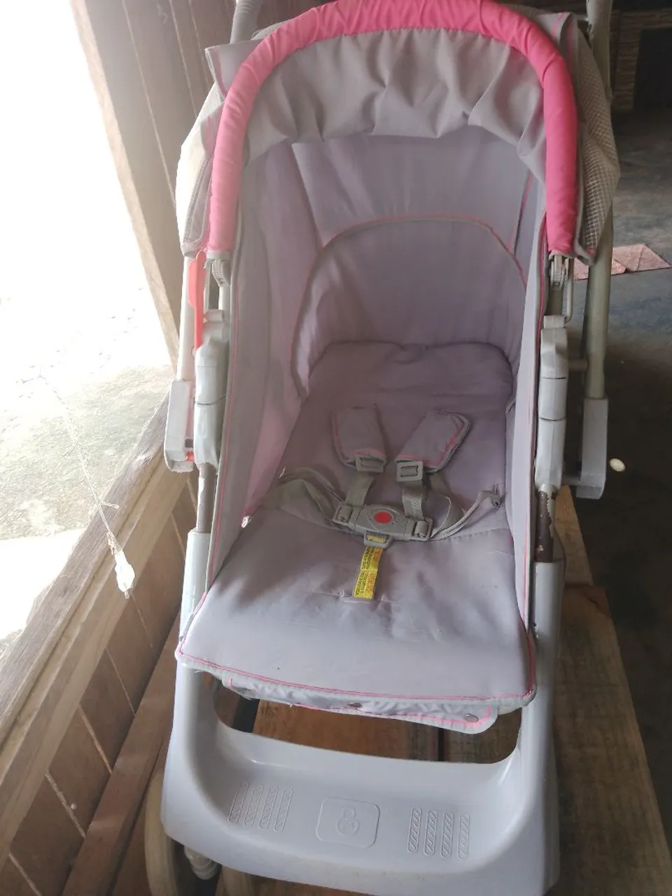 Carrinho de bebê em bom estado
