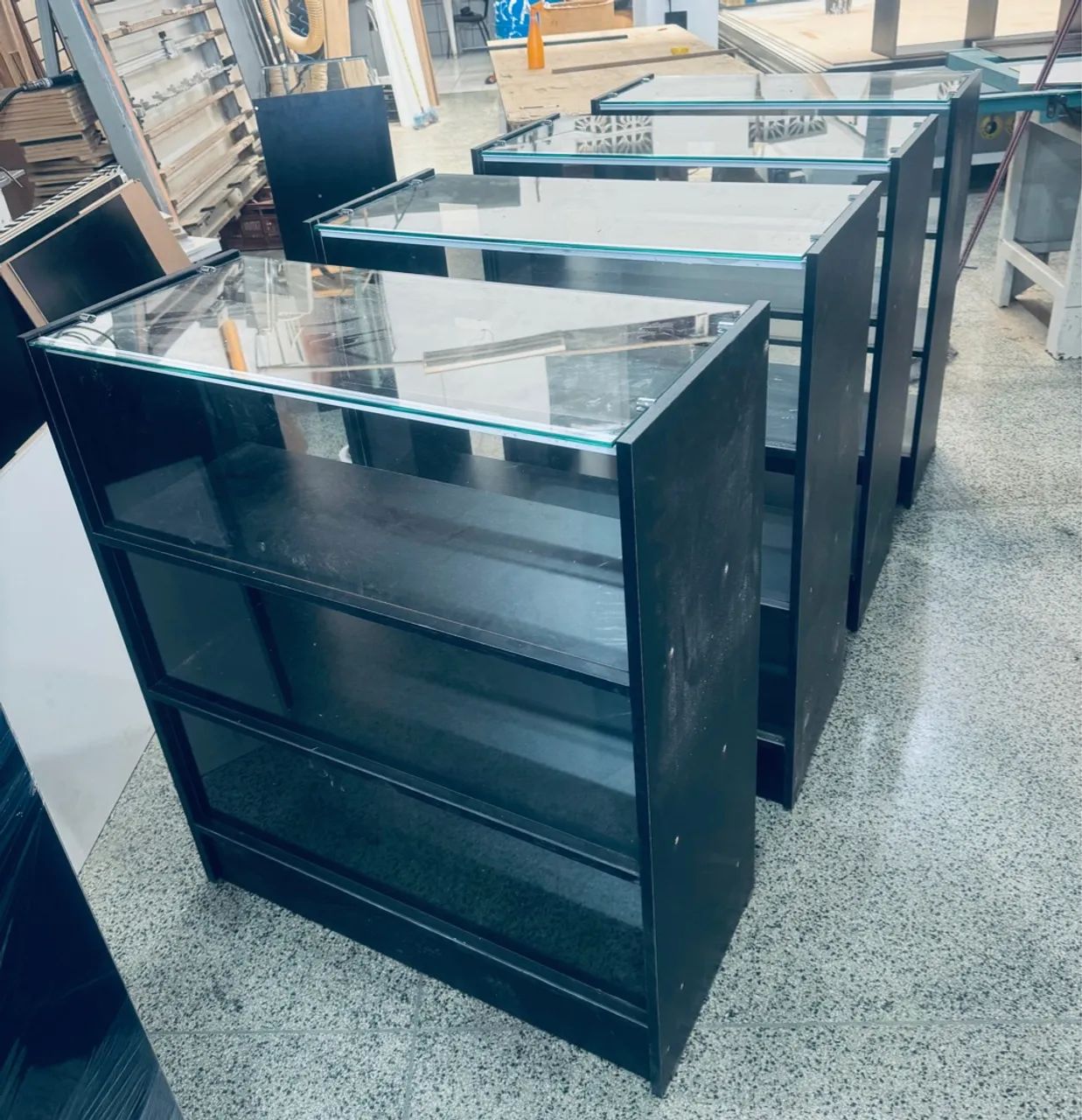 Balcão vitrine tampo de vidro preto Adega - fábrica 