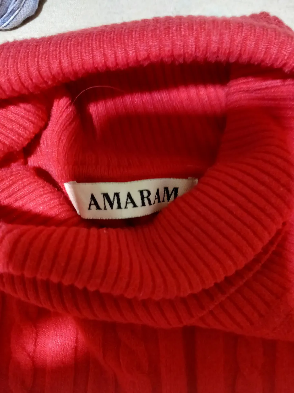 Blusa de gola alta vermelha AMARAM
