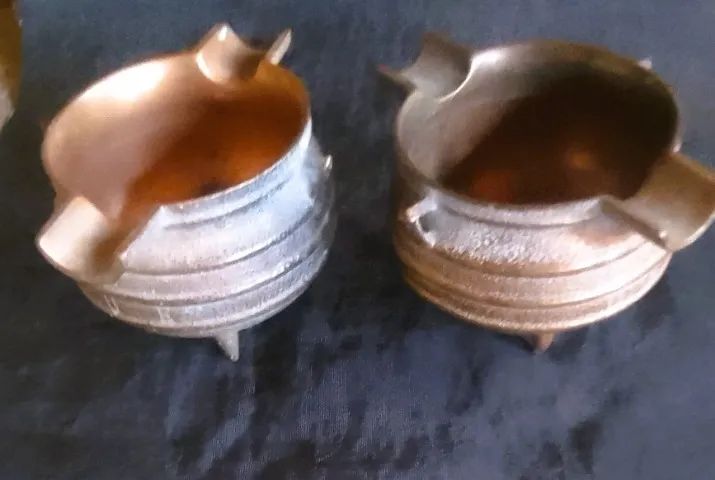 Par de antigos cinzeiros em bronze maciço dourado no formato caldeirão de bruxa   - Foto 6