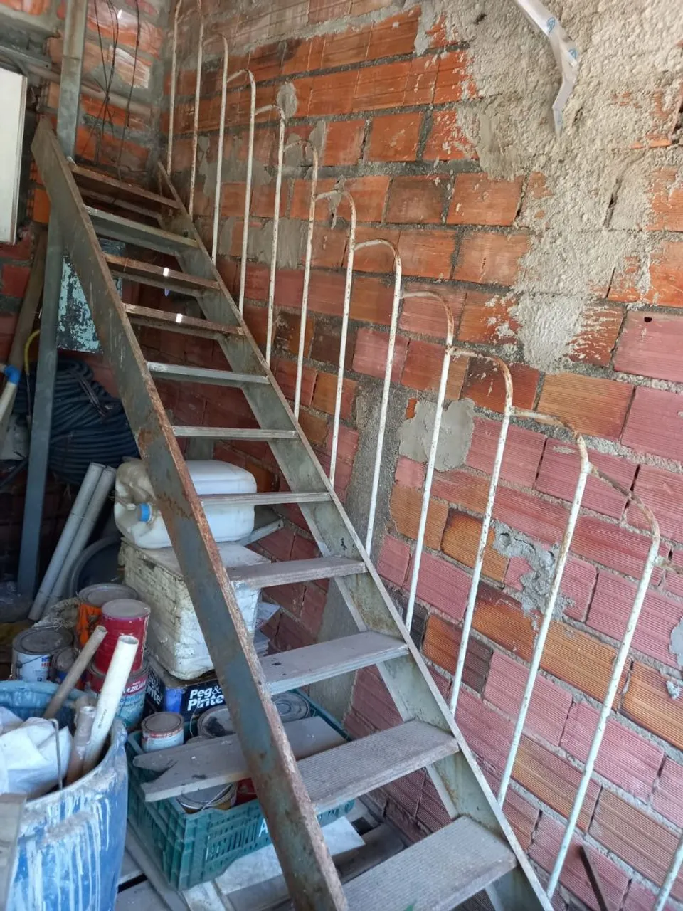 Escada de metal para áreas internas ou externas