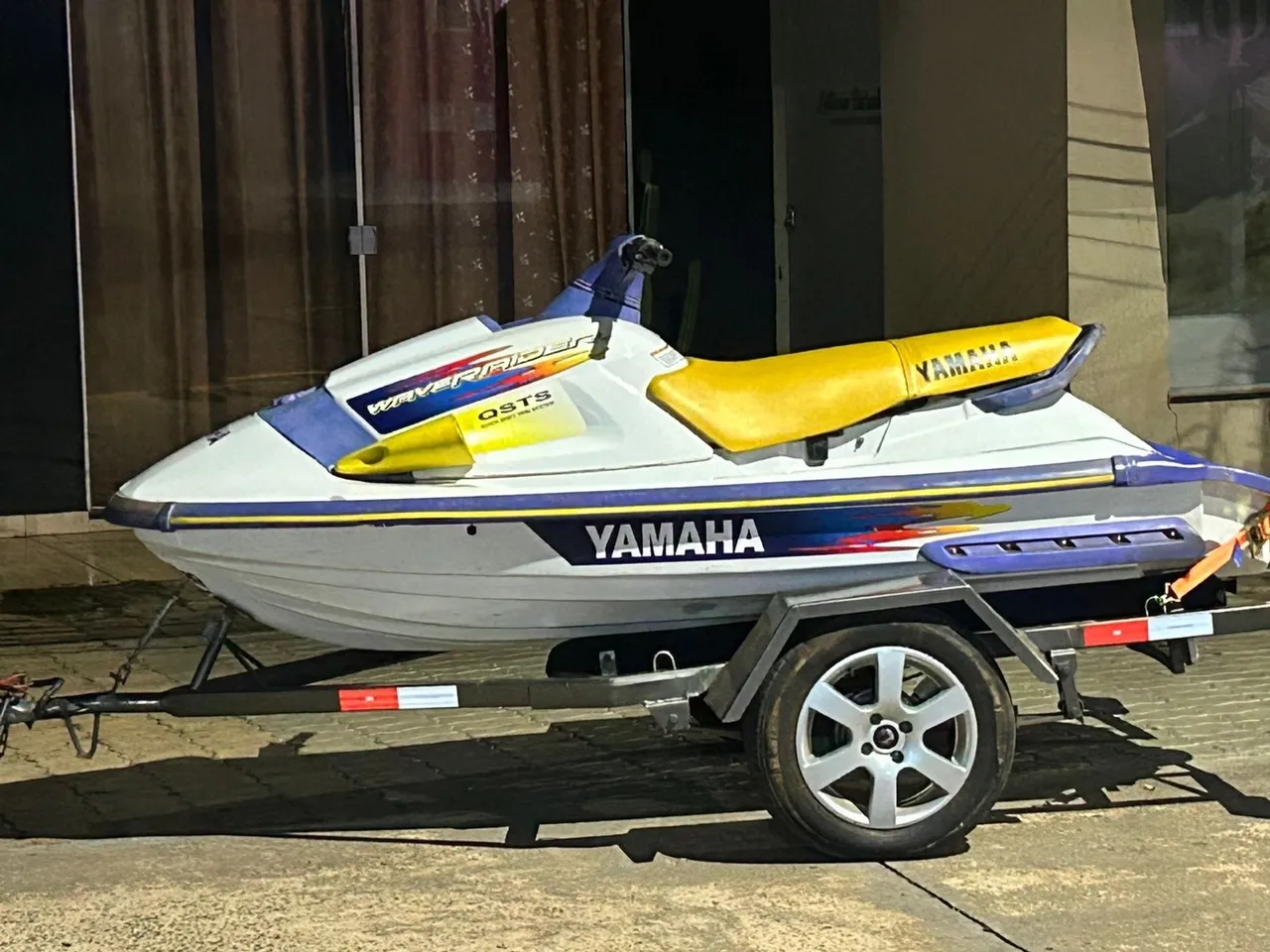 Jet Ski Yamaha Wave Raider com Design Clássico