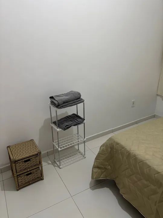 Casa com dois quartos banh. social e suite, garagem portão eletrônico - Foto 3