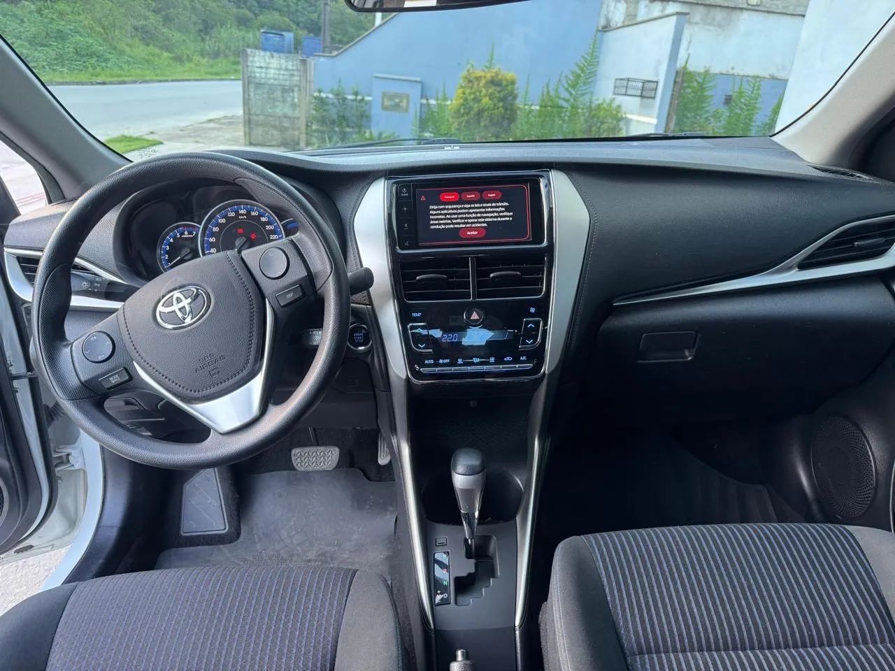 Toyota Yaris, PARTICULAR,ÚNICO DONO,branco perolizado, lindo. - Foto 2