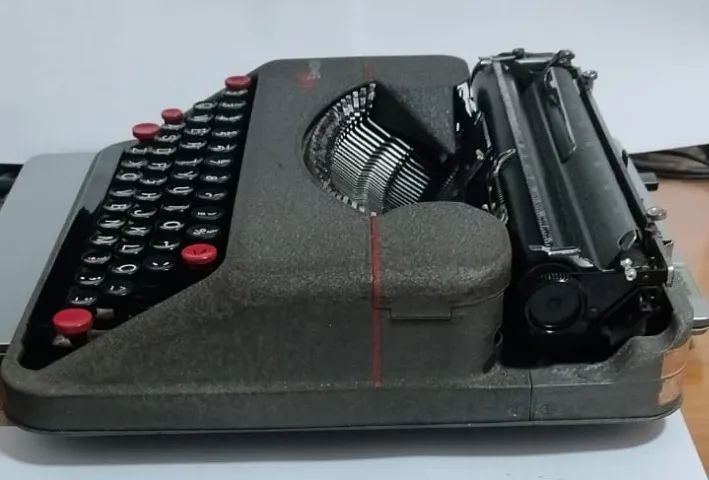 Maquina de Escrever HERMES BABY antiga década de 40 - para COLECIONADOR - Foto 2