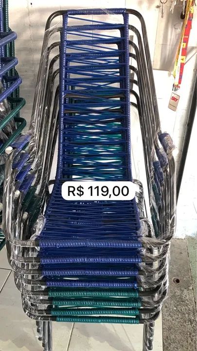 Cadeiras de fio azul e verde e vermelho 