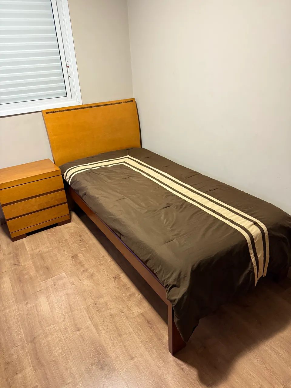 Kit Cama de Solteiro com mesa de cabeceira e colchão em madeira maciça