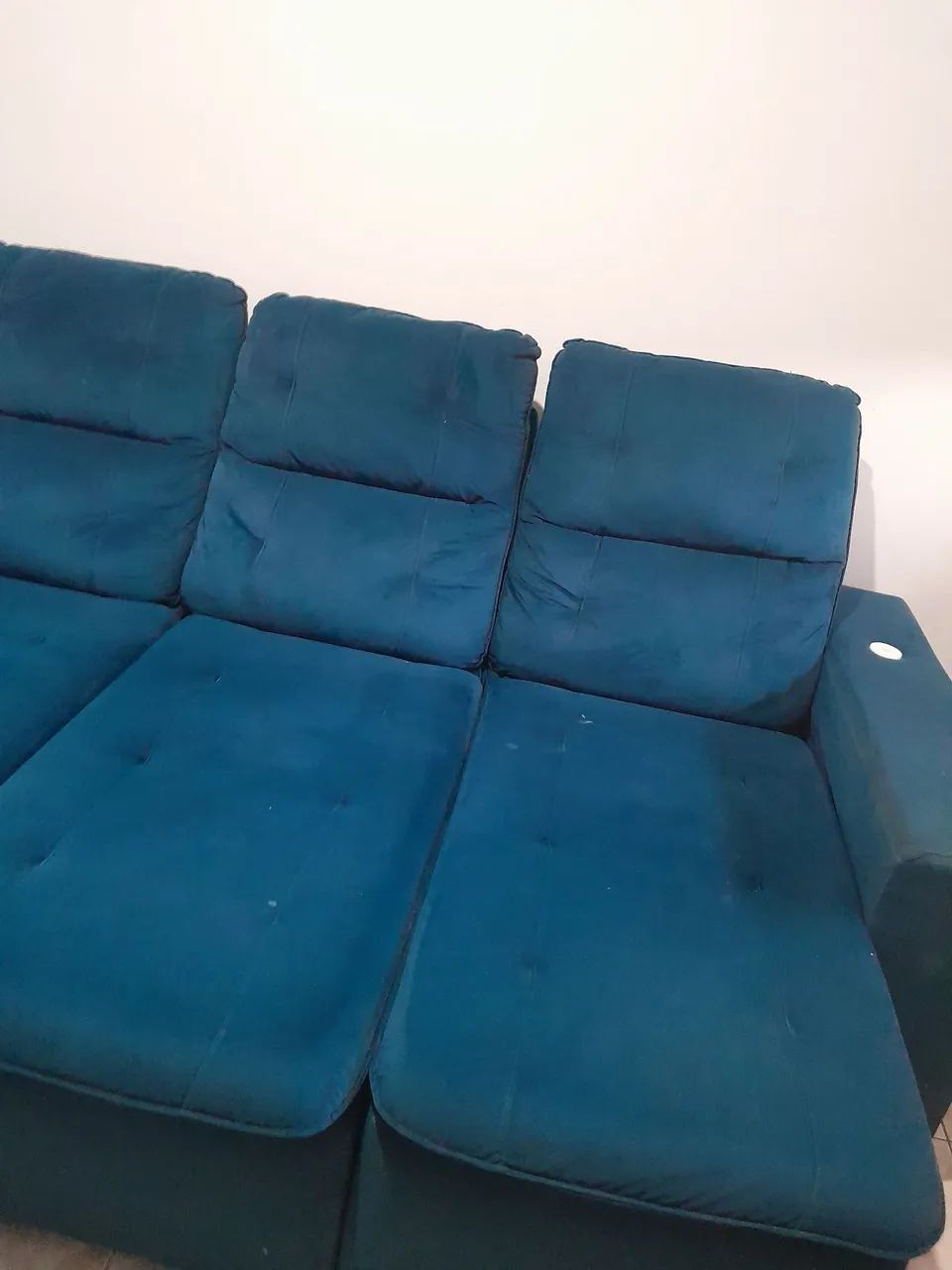 Sofá retrátil bem conservado.