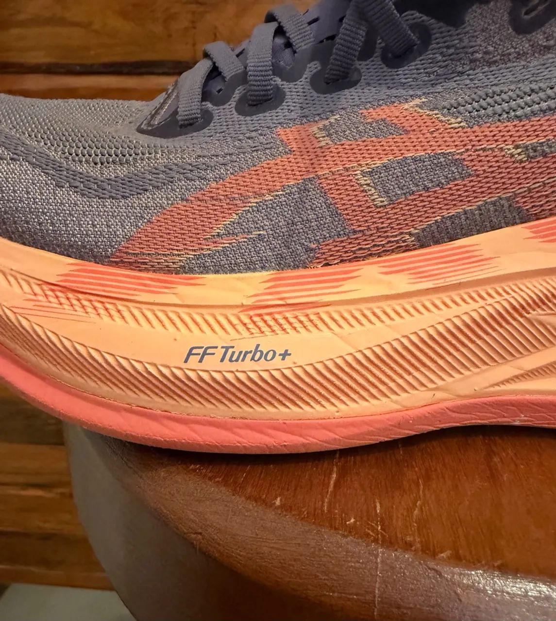 Tênis Asics cinza e coral - Foto 3