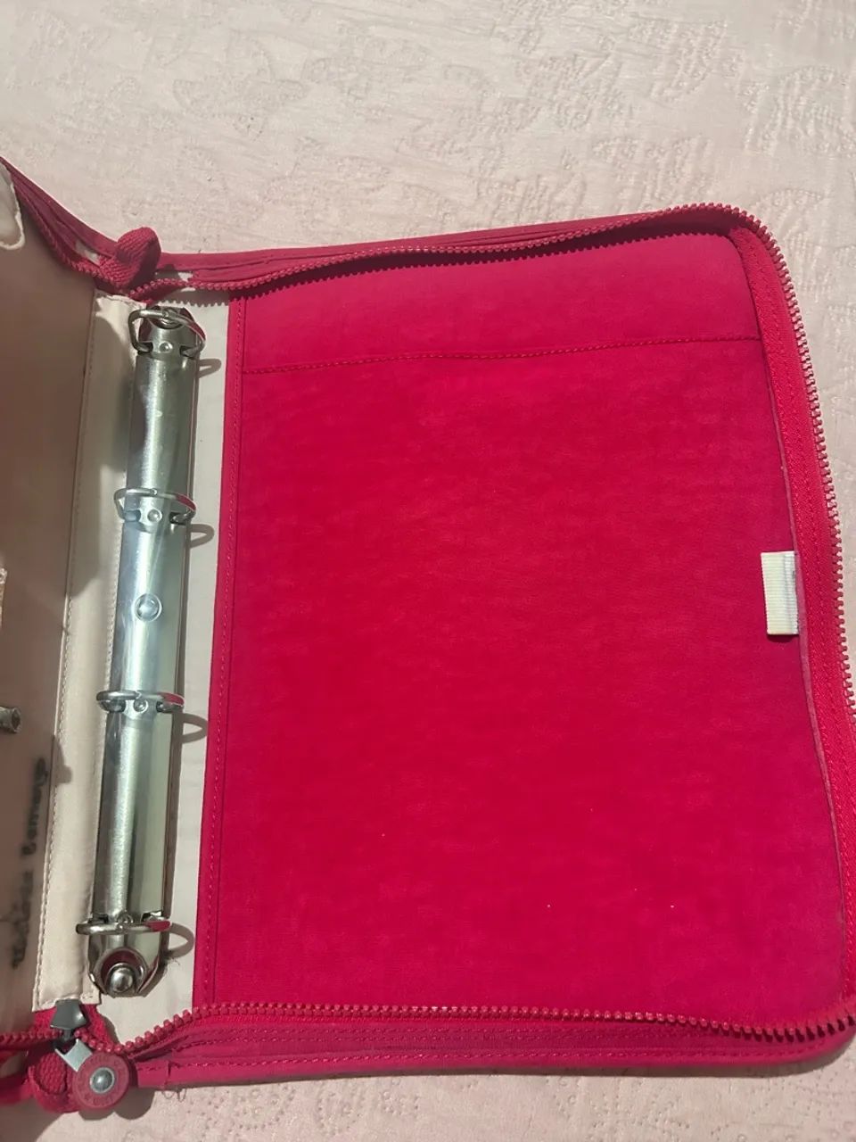 Fichário Kipling Original Rosa com Zíper - Ótimo Estado - Foto 2