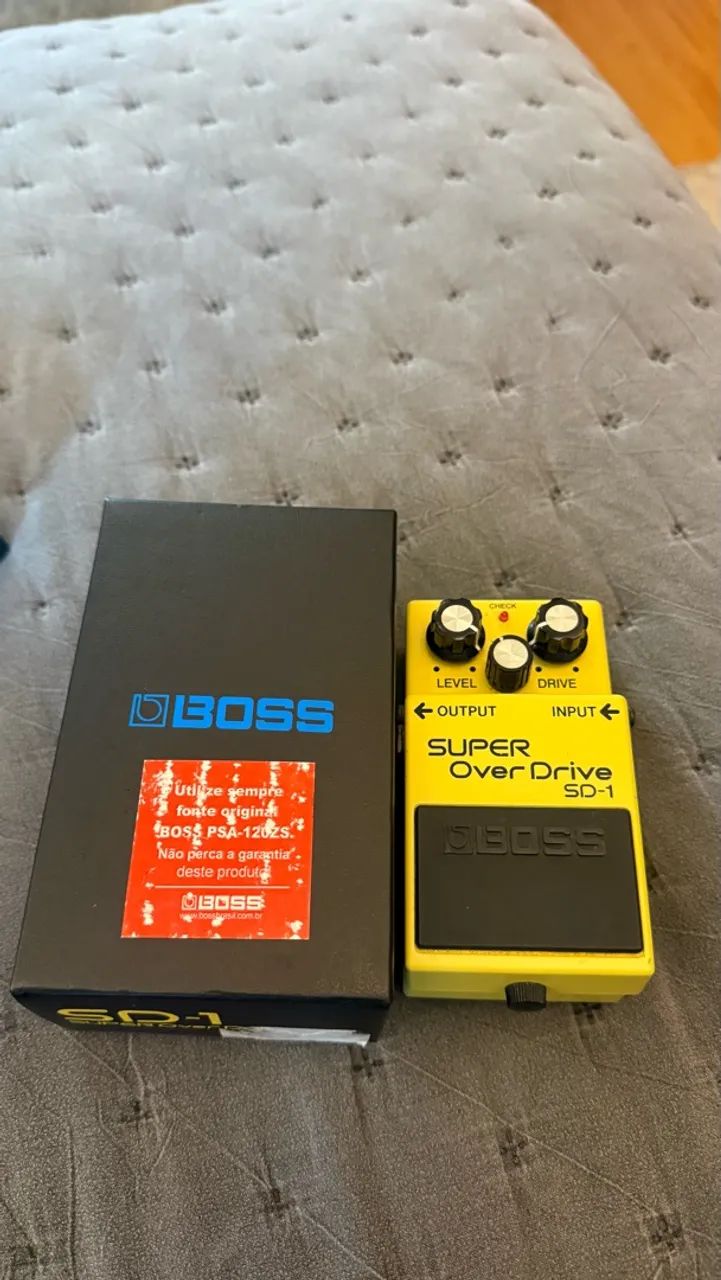 Boss SD-1 com caixa