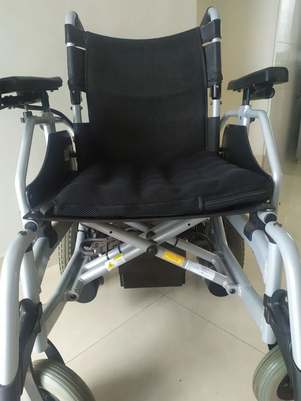 CADEIRA de Rodas MOTORIZADA Marca DELLAMED modelo D 1000 - Foto 5