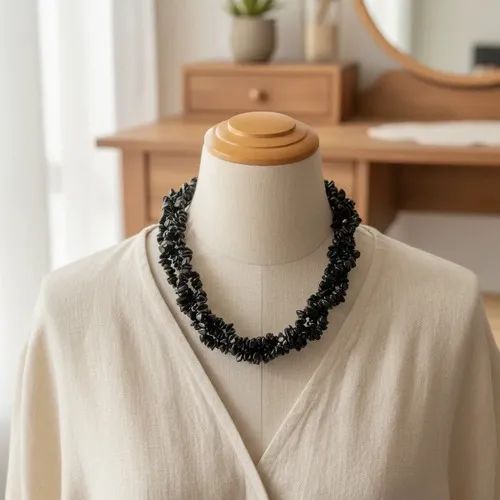 Colar de pedras cascalho preto, com presilha dourada - Foto 2