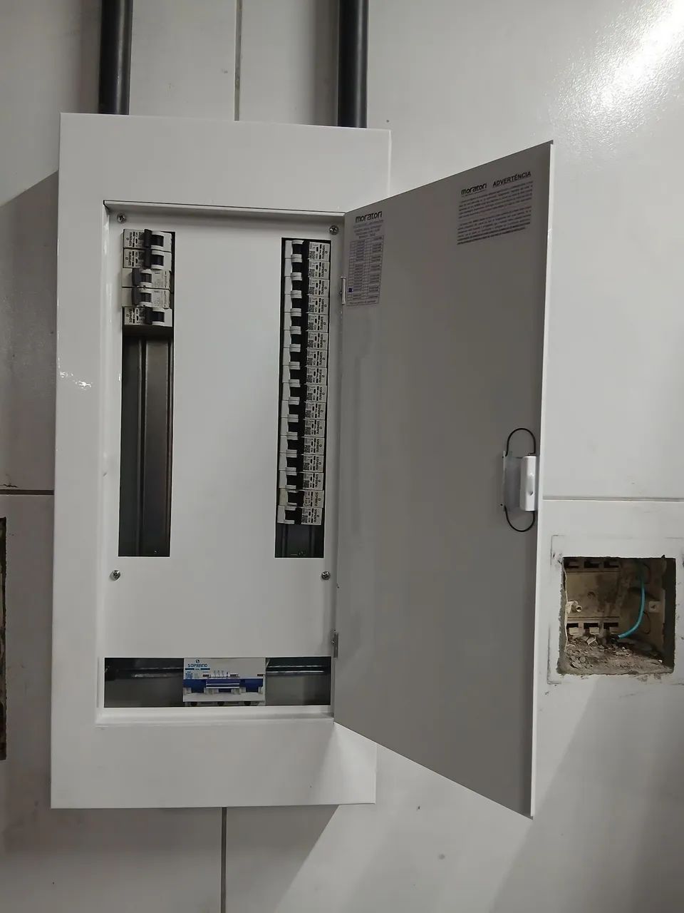 Faço serviços de estalacões elétricas 