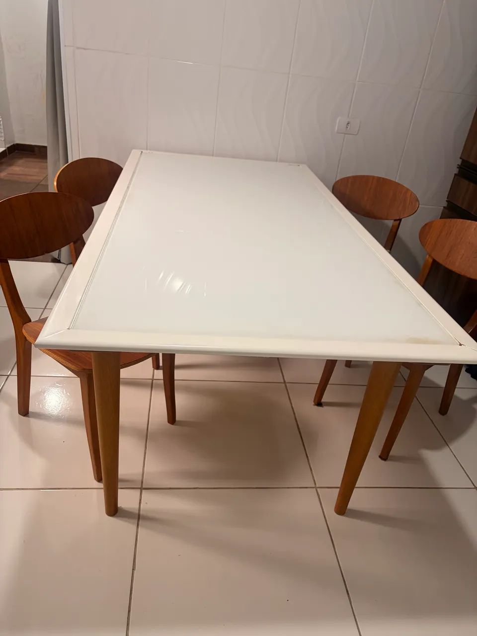 Mesa de jantar moderna e elegante 
