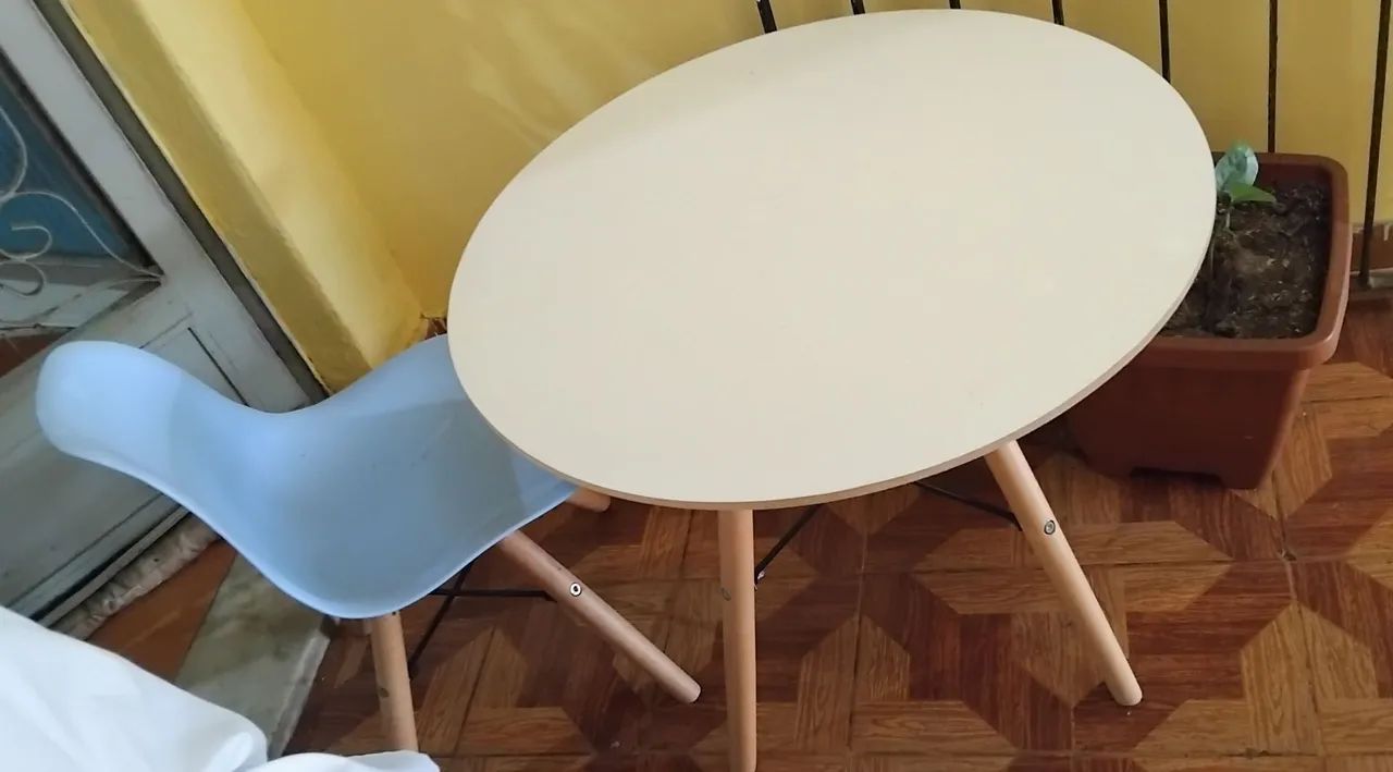 Mesa + cadeira Eames infantil 