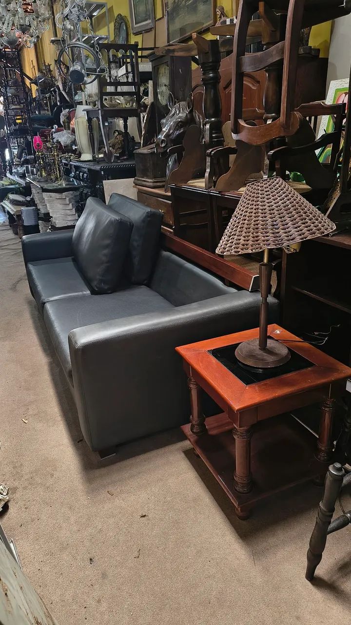 Sofa clássico 4 lugares em madeira e corvim.