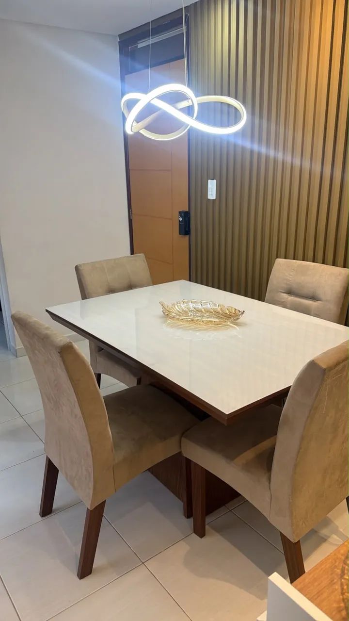 Mesa de jantar com 4 cadeiras 