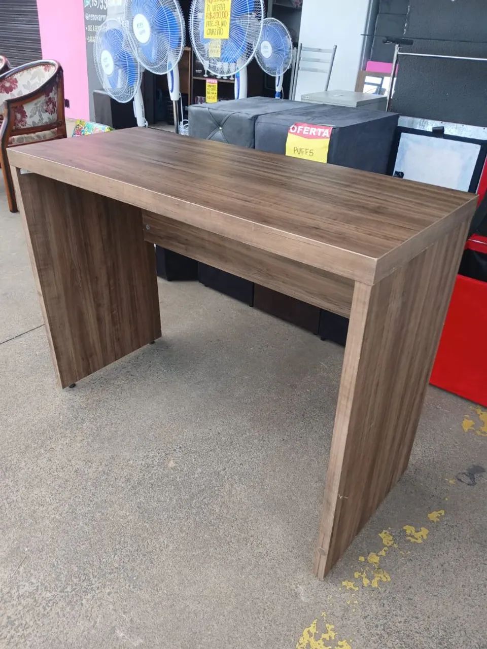 Mesa escrivaninha em MDF semi-nova conservada 