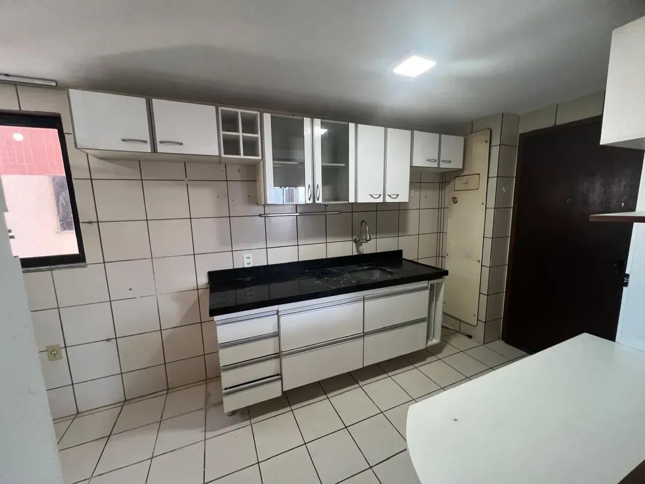 Apartamento com 100m3, 03 quartos, sala com varanda, armários, 02 vagas de garagem. - Foto 4