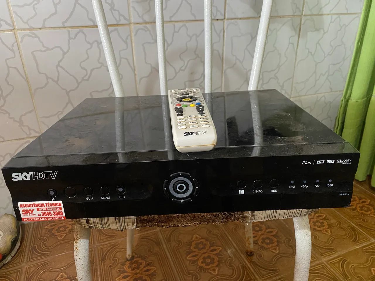 Aparelho SKY com controle remoto.