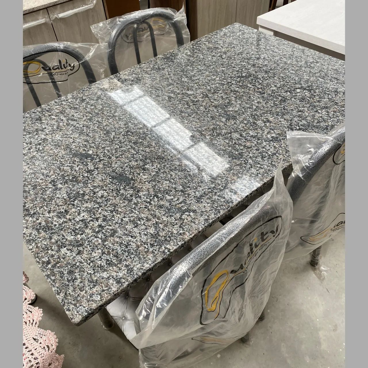Mesa com 4 cadeiras - entrego 