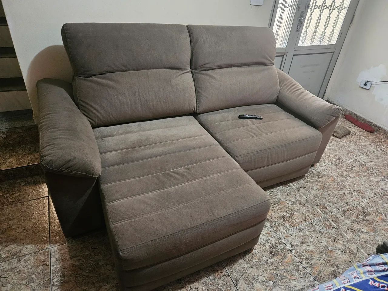 Sofá reclinável e retrátil