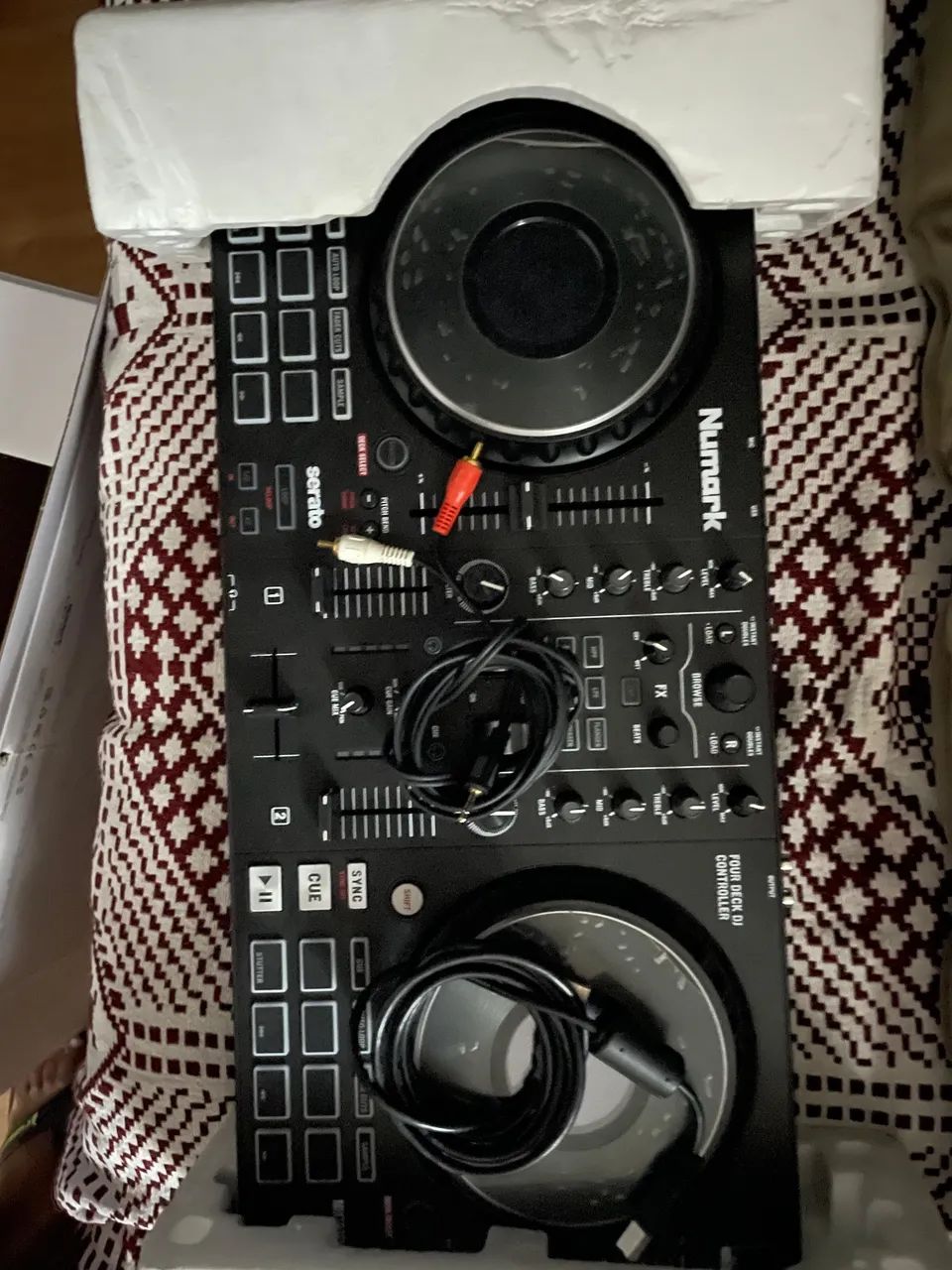 Controladora DJ 4 Decks com Displays nas Jog Wheels- Numark Mixtrack Platinum Fx