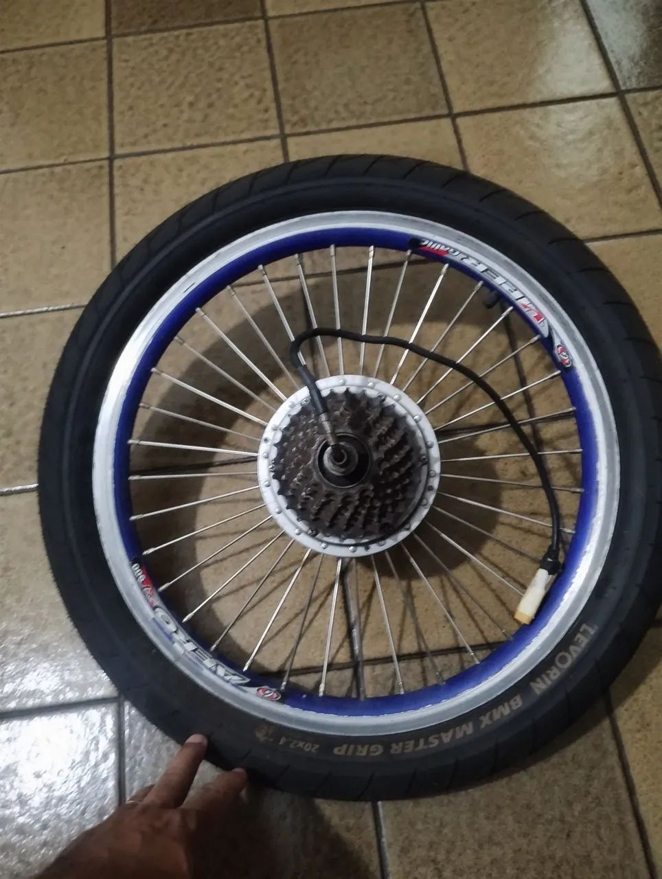 Motor de bike elétrica com roda e pneu Aro 20.