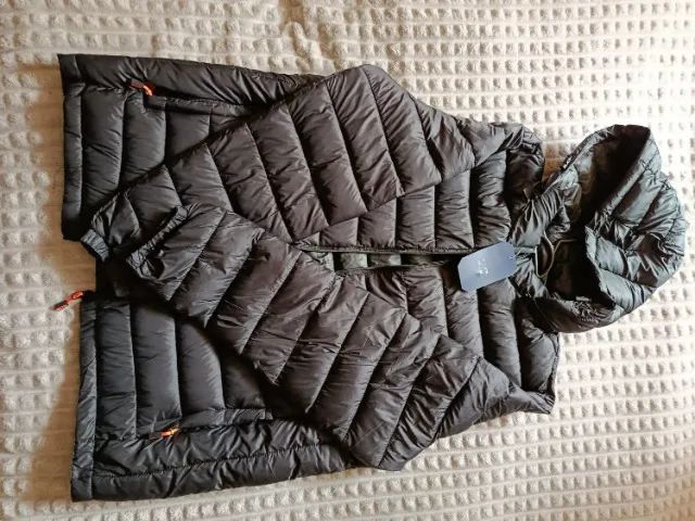 JAQUETA PUFFER PRETA COM CAPUZ - NOVA