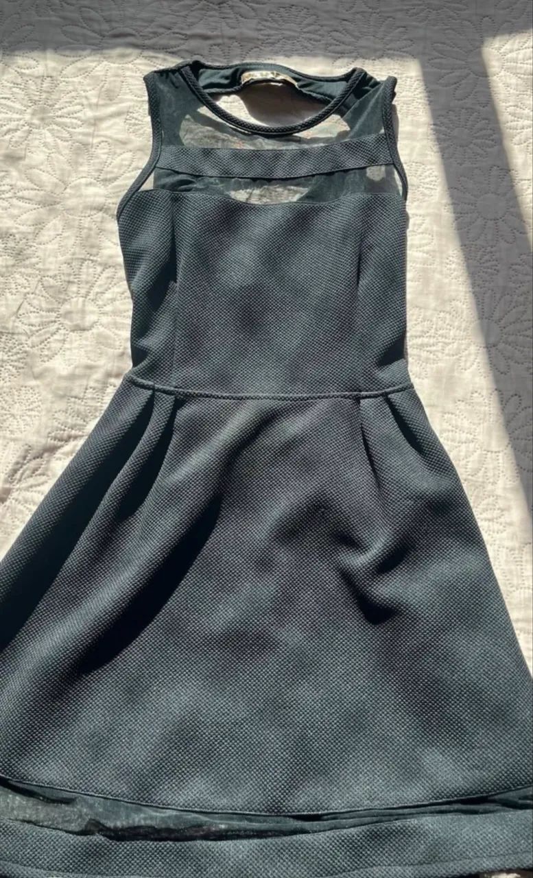 Vestido preto curto com tule 
