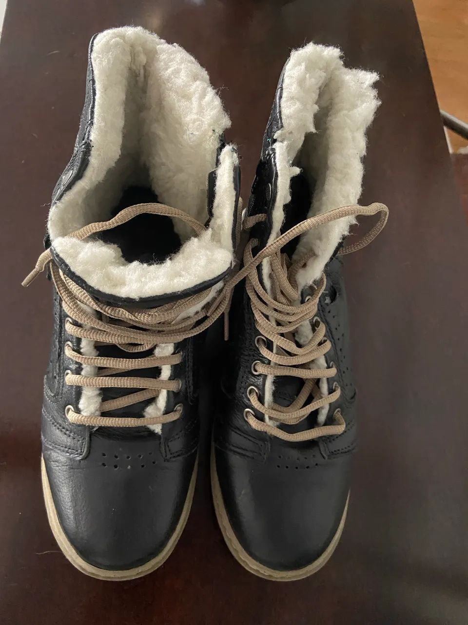 Par de botas em couro com acabamento interno em lã  - Foto 5